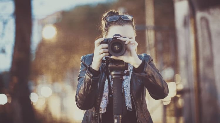 mujer tomando una fotografia